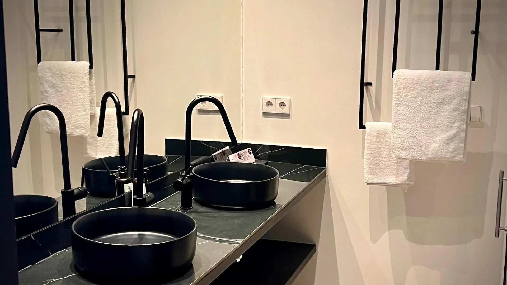 בנאלמדנה Comfy Studios Hotel