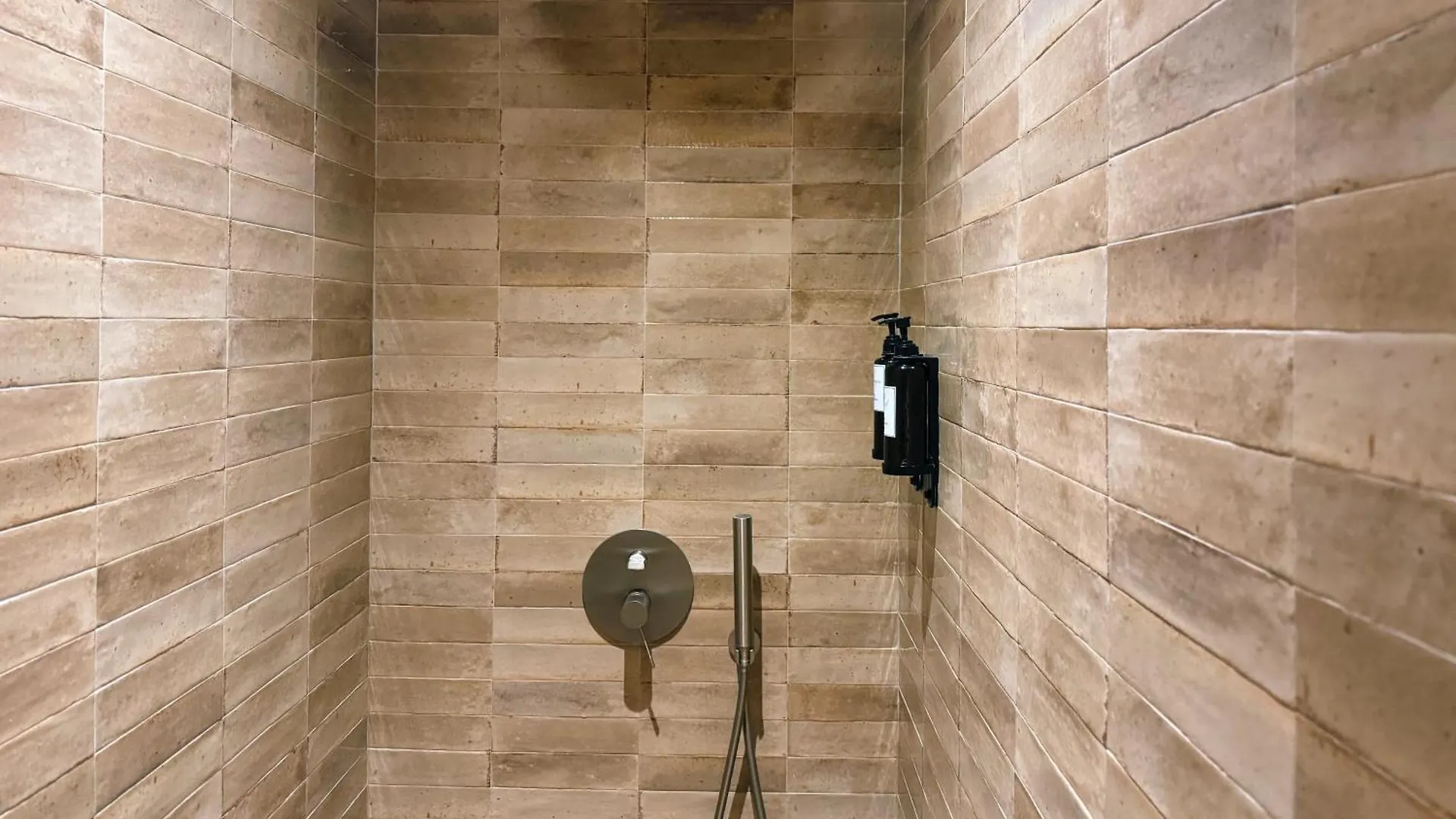 מלון דירות בנאלמדנה Comfy Studios Hotel
